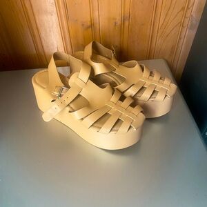 Berness Brianna Fisherman Flatform Sandal